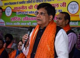 nova delhi, índia - 27 de novembro de 2022 - ministro do gabinete piyush goyal e membro central do partido bharatiya janata - bjp durante uma manifestação em apoio ao candidato do bjp antes das eleições locais do mcd 2022 foto