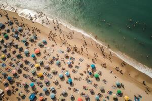 mar de praia com colorida guarda-chuvas e relaxante pessoas, topo visualizar. generativo ai foto
