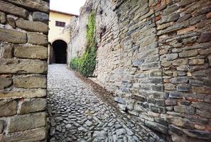 ruas dentro a Centro do a medieval Vila do Monforte d'alba, dentro a coração do a piemontês Langhe e Está valorizado vermelho vinho foto