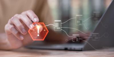 programador e virtual ícones , exclamação marca ,alarme,computador vírus detectou ,perigo Atenção conceito ou em formação erro este devemos estar urgentemente fixo e consertado ,notificação do segurança problemas foto