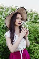 uma elegante menina com Sombrio cabelo, uma Primavera retrato dentro lilás tons dentro verão. brilhante profissional inventar. foto