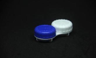 Jacarta, Indonésia - abril dia 21, 2023 - suaviza caso com azul e branco cor. óculos substituição produtos fotografia isolado em avião Preto fundo. pessoal Cuidado produtos. foto