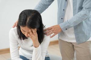 casal Apoio, suporte cada enquanto discutindo família problemas com psiquiatra. marido encorajar e empatia esposa sofre depressão. psicológico, divórcio, confiar, Cuidado, local de trabalho e saúde problemas. foto