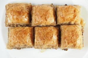 baklava árabe sobremesa em uma prato foto