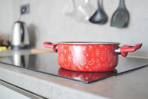 cozinhando panela em elétrico forno, elétrico fogão é aquecido para vermelho. foto