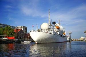 paisagem urbana com um grande navio branco no cais. foto