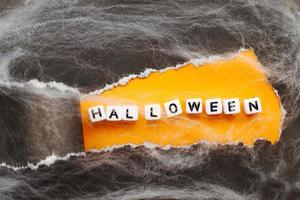 onda de papel preto rasgado em fundo laranja. conceito de venda de halloween foto