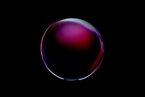 uma esfera abstrata com um padrão embaçado isolado no fundo preto. foto