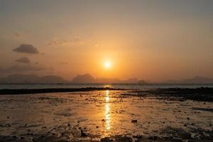 natureza tropical limpa tempo de céu do sol de praia com fundo de luz solar. foto