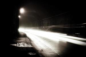um túnel escuro com trilhas claras foto
