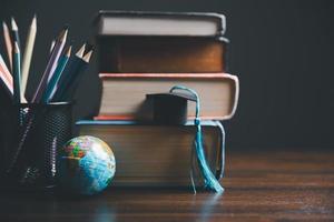 graduação boné com terra globo. conceito do global o negócio estudar, no exterior educacional, costas para escola. Educação dentro global mundo, estude no exterior o negócio dentro universidades dentro mundialmente. língua estude foto