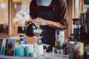 barista derramando quente água para faço gotejamento café. foto