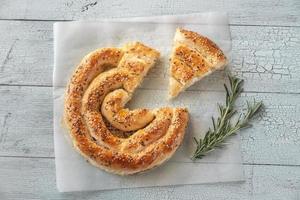 torta filo espiral com queijo feta foto