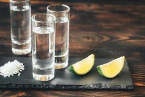 copos de tequila com rodelas de limão foto