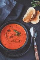 tigela de sopa de tomate picante foto