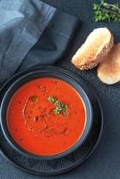 tigela de sopa de tomate picante foto