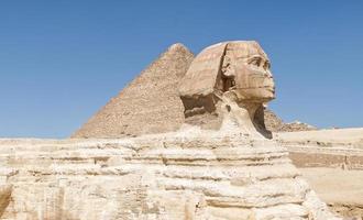 Cairo, Gizé, Egito, marcha 17, 2023 a ótimo esfinge e a pirâmide do Khafre dentro giza platô. Egito. foto