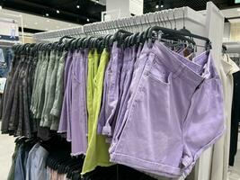 loja roupas em cabides. ampla sortimento do colorida roupas. foto