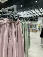 roupas em cabides dentro a loja. ampla sortimento do compras moda. a imagem do uma guarda-roupa. foto