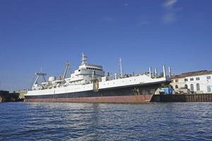 paisagem marinha com vista para os navios de guerra no cais. foto