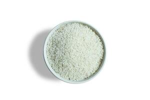 saudável Comida. branco cerâmico tigela com Alto carboidrato arroz em branco fundo. topo visualizar, Alto resolução produtos. foto
