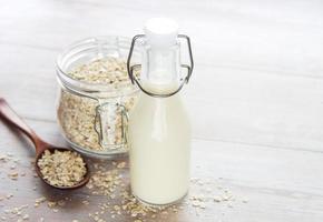 leite alternativo vegan não lácteo. leite em flocos de aveia foto