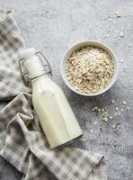 leite alternativo vegan não lácteo. leite em flocos de aveia foto