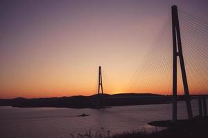 paisagem do mar com vista para a ponte russa ao pôr do sol. foto