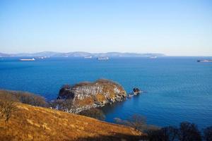 paisagem marítima com vista da baía de Nakhodka e navios foto