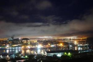 paisagem noturna com vista para a baía de diomede. vladivostok, rússia foto