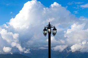 tocha elétrica contra uma paisagem montanhosa e nuvens foto