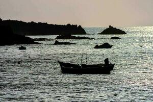 uma barco em a mar foto