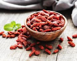 bagas vermelhas secas de goji para uma dieta saudável. foto