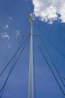 histórico mastro do a Navegando navio navio com cordas contra a azul céu foto