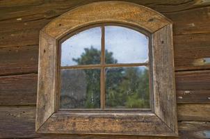 Antiguidade janela dentro uma de madeira casa dentro a ar livre museu do a polonês campo foto