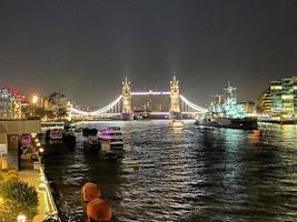 uma vista da ponte da torre à noite foto