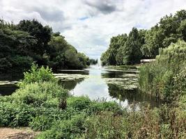 uma vista de um parque em londres foto