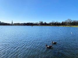 uma Visão do a lago dentro Kensington parque foto