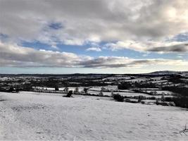 uma Visão do a caradoc colinas dentro Shropshire dentro a inverno foto