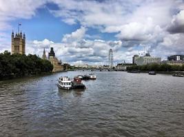 uma vista do rio Tamisa em londres foto