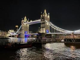 uma vista da ponte da torre à noite foto