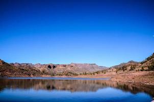 uma lago dentro a montanhas foto