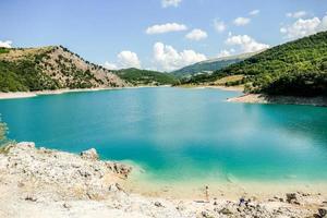 uma lago dentro a montanhas foto