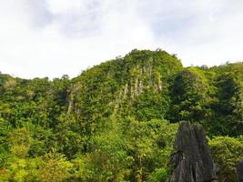 pedra fez do natureza às isolado meio Ambiente foto