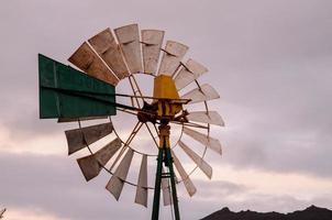 uma metal moinho de vento foto