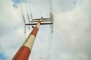 uma campo com eletricidade postes foto