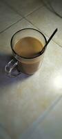 uma copo do café servido para estar uma café da manhã companheiro foto