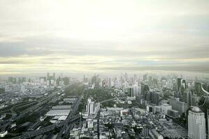 panorâmico Visão Horizonte do cidade edifícios dentro o negócio distrito do Bangkok, tailândia. o negócio e finança cidade centro da cidade real Estado foto