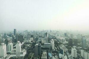 panorâmico Visão Horizonte do cidade edifícios dentro o negócio distrito do Bangkok, tailândia. o negócio e finança cidade centro da cidade real Estado foto