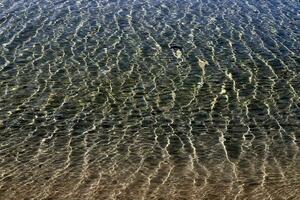 a cor do mar água em a Mediterrâneo costa. foto